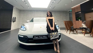 Vừa tốt nghiệp RMIT, ái nữ Nghệ An nhận quà hẳn một chiếc Porsche Panamera 8 tỷ đồng