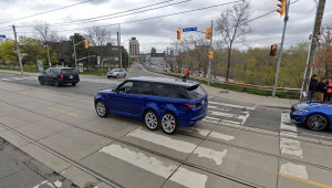 “Giật mình” với Range Rover Sport… 6 bánh trên đường phố Canada
