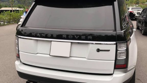 Quảng Ninh: Bộ ba xe sang Range Rover bị đạo chích vặt gương tại chùa Yên Tử