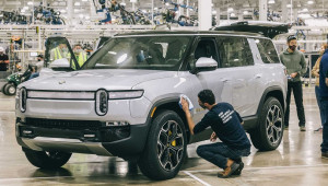 Hai chiếc Rivian R1S đầu tiên đã được bàn giao đến tay người dùng là CEO và CFO của hãng