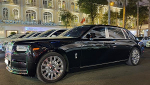 Sài Gòn: Rolls-Royce Phantom VIII bản trục cơ sở dài vô cùng lịch lãm giữa phố đêm