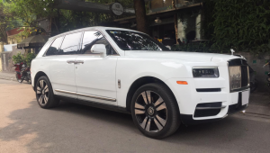 Siêu SUV Rolls-Royce Cullinan đầu tiên có logo phát sáng tại Việt Nam