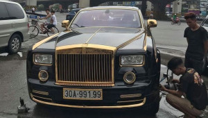 Xôn xao hình ảnh Rolls-Royce Phantom mạ vàng sửa xe ngay dưới lề đường tại Hà Nội