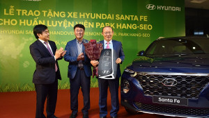 Hyundai Thành Công trao tặng Santa Fe cho ông Park Hang Seo