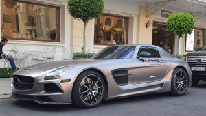 Sài Gòn: Mercedes-AMG SLS hợp với 'bộ cánh màu bạc