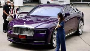 Madam Pang - Chủ tịch Liên đoàn Bóng đá Thái Lan tậu xe điện Rolls-Royce Spectre màu tím lạ mắt