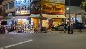Ô tô mất lái, lao vào tiệm bánh mì ở Đà Nẵng khiến nhiều người bị thương