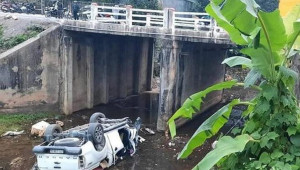 Xe bán tải lao khỏi cầu rồi lật ngửa khi tiếp đất, 4 người thương vong