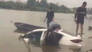 Thi thể nam thanh niên cùng xe ô tô được tìm thấy dưới đáy sông