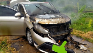 Bén lửa do rơm phơi trên đường cuốn vào gầm, xe ô tô bị cháy tan hoang