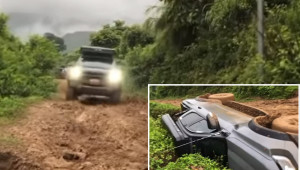 [VIDEO] Không nghe lời “nóc nhà”, Ford Ranger lật xe nằm “lọt thỏm” xuống hố