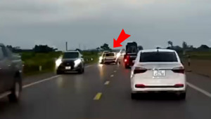[VIDEO] Vượt ẩu, xe ô tô đấu đầu xe ngược chiều gây tai nạn nghiêm trọng