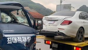 Quảng Ninh: Mercedes-Benz E300 bị xe tải 