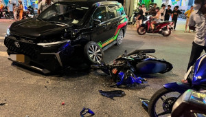 Bình Thuận: Va chạm với Yamaha Exciter, Toyota Veloz gãy cả trục bánh trước