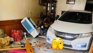 [VIDEO] Sơn La: Nữ tài xế “mát ga” lùi xe thẳng vào phòng khách…nhà dân
