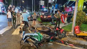 TP.HCM: Nữ tài xế đạp nhầm chân ga, đâm liên hoàn 8 xe máy đang dừng đèn đỏ