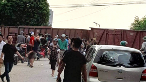 Hà Nội: Tàu hỏa đâm xe khách chở học sinh khiến 6 em bị thương nhẹ