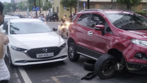 Hà Nội: Tài xế Ford EcoSport uống rượu, lái xe tông móp đuôi Mazda đỗ trên đường