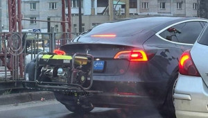 Lo sợ tình trạng thiếu điện, chủ nhân Tesla Model 3 buộc máy phát điện vào sau xe