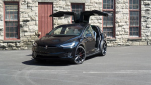 Chủ xe phải bồi thường 1400 USD vì gọi Tesla Model X là “món đồ chơi tự sát”