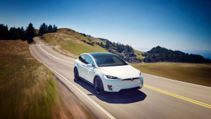 Tesla ra mắt và cập nhật thêm nhiều tính năng 
