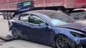 Tesla Model 3 gặp tai nạn hy hữu, “bay” ngang qua một con sông rộng 10 mét