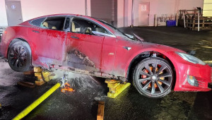 Tesla Model S bốc cháy dữ dội ngay tại Trung tâm Dịch vụ của Tesla