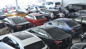 Xe nội, xe ngoại xếp hàng chờ khách