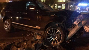 Hà Nội: Xế sang Range Rover mất lái gây tai nạn trong đêm, thiệt hại có thể tới hàng trăm triệu đồng