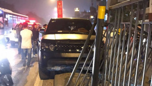 Hà Nội: Xế sang Range Rover mất lái, xe Mazda3 đi làn ngược chiều vô tình trở thành 