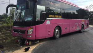 Xe khách giường nằm đâm xe máy, chồng tử vong vợ nguy kịch