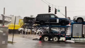 [VIDEO] Đoàn tàu đâm vào xe tải chuyên dụng đang vận chuyển dàn xe BMW, Cadillac, Mercedes, Range Rover