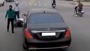 Tạt đầu Mercedes-Benz S-Class, lái xe máy 
