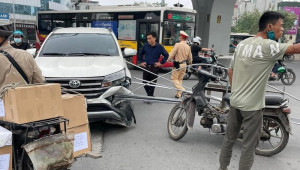 Hà Nội: Xe máy chở vật liệu cồng kềnh, thanh sắt dài đâm xuyên vào 2 xe ô tô