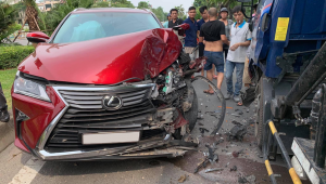 Hà Nội: Va chạm với xe chở bồn nước, xế sang Lexus RX350 