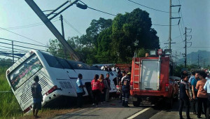 Thái Lan: Xe du lịch đâm thẳng vào cột điện, 18 người thương vong
