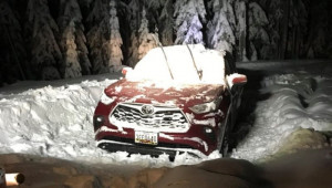 Đi lạc vì tin vào hệ thống chỉ đường, lái xe Toyota bị mắc kẹt trong tuyết suốt 2 ngày