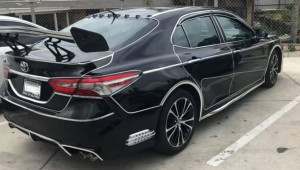 Lạ mắt chiếc Toyota Camry độ thêm cánh gió đuôi khổng lồ, hầm hố