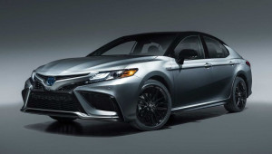 Toyota Camry Hybrid 2021 vừa giảm giá gần 30 triệu VNĐ, vừa thêm nhiều nâng cấp