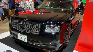 Có tới hai chiếc Toyota Century GRMN được chế tạo, và đây là chiếc màu đen độc nhất