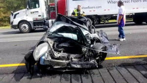 Tài xế bước ra “như một vị thần” từ chiếc xe nát bét sau vụ tai nạn với xe đầu kéo