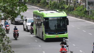 Người dân thích thú với xe buýt điện không ống xả, không tiếng động cơ “xuống phố” Thủ Đô