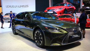 VMS 2019: Chiêm ngưỡng Lexus LS500h màu xanh lục bảo, đối thủ xứng tầm của Mercedes-Maybach S450