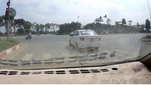 Tài xế xe ôtô bị phạt 4 triệu đồng, tước bằng 2 tháng vì vượt đèn đỏ
