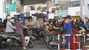 TP.Hồ Chí Minh: Người dân chờ hàng giờ mới đổ được 20.000-30.000 đồng tiền xăng