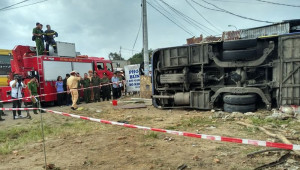 Xe khách bất ngờ đâm vào nhà dân, 35 người nhập viện