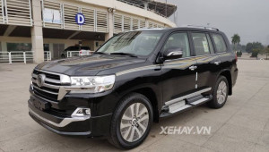 Toyota Land Cruiser VXS 2019 được rao bán với giá 300.000 USD tại Việt Nam