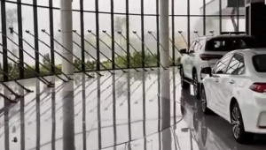 Quảng Trị: Showroom dựng 70 cây gỗ chống cửa kính để chắn bão Noru