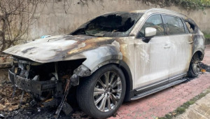 TP Hồ Chí Minh: Điều tra nguyên nhân xe Mazda CX-5 bị thiêu rụi trên vỉa hè