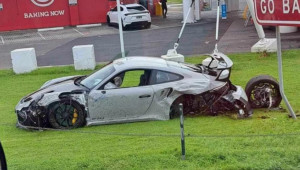 Siêu xe Porsche 911 GT2 RS bị tai nạn nát đầu do “phóng nhanh vượt ẩu”, va chạm với xe đầu kéo